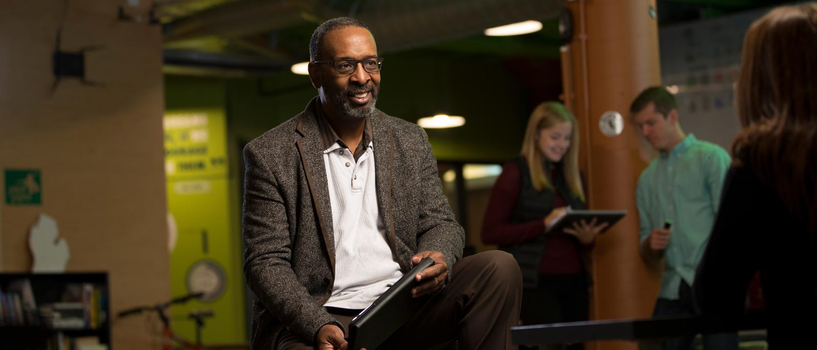 Marketing faculty member Sam Carter interacts with student inside the Hatch entrepreneurship lab.
