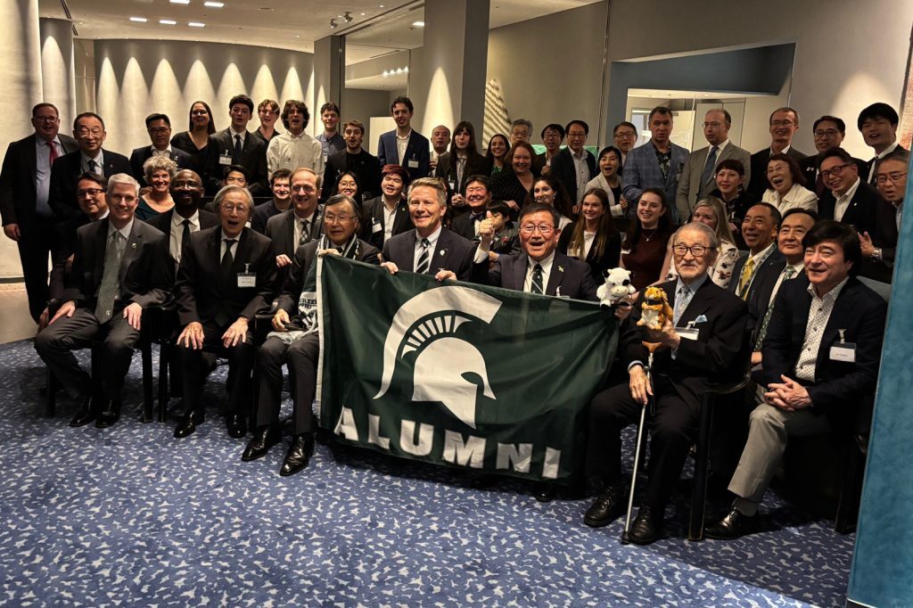 Alumni group photo with President Guskiewicz