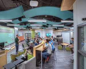 Ken Szymusiak speaks to a group of student entrepreneurs.